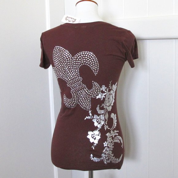 Kendra Duck | Fleur-de-lis V-Neck Tee - Picture 1 of 6